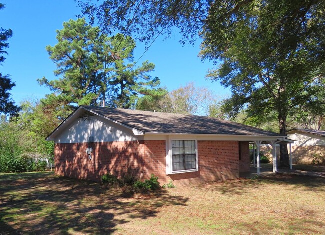 Building Photo - Updated 2 Bedroom, 1 Bath House, Country L...