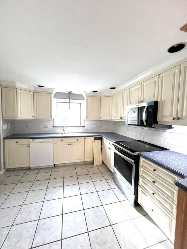 Building Photo - 121 N State St