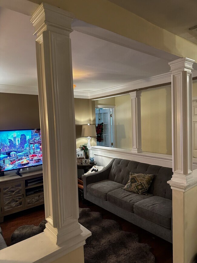 Building Photo - 4 Galaxie Ln