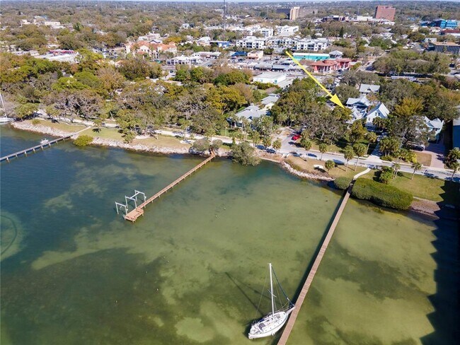 Building Photo - 835 Victoria Dr