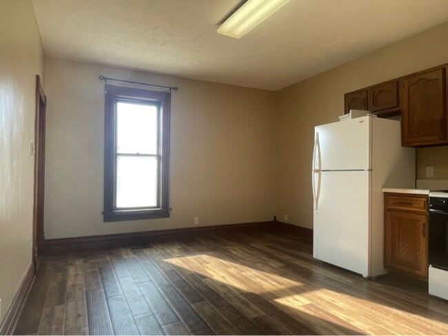 Building Photo - 705 6th St