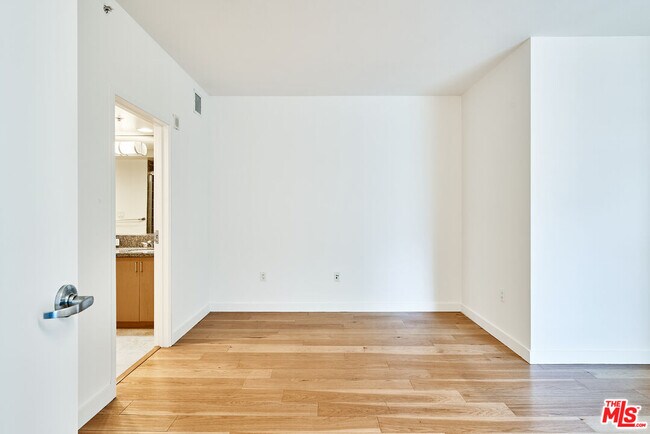 Building Photo - 13700 Marina Pointe Dr