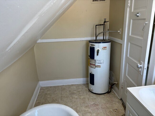 Building Photo - 3010 Warsaw St