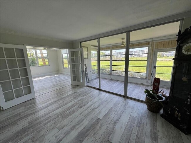 Building Photo - 2601 S Palm Aire Dr