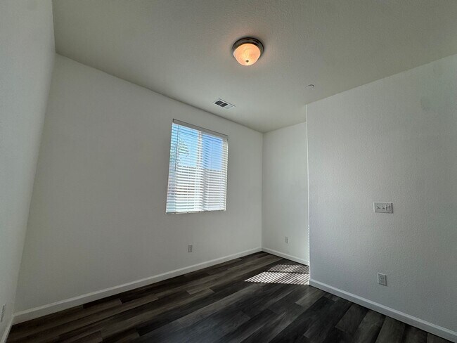Building Photo - 2469 S Rogers Ln