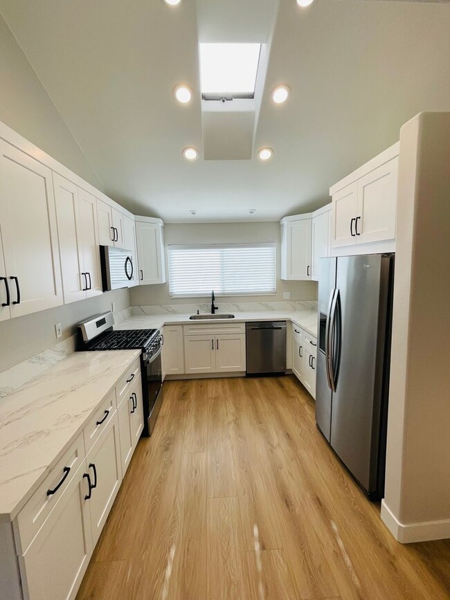 Building Photo - Amazing renovated 4 bedroom 2 full bath si...