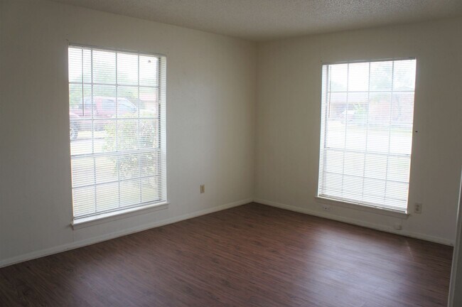 Building Photo - 1044
