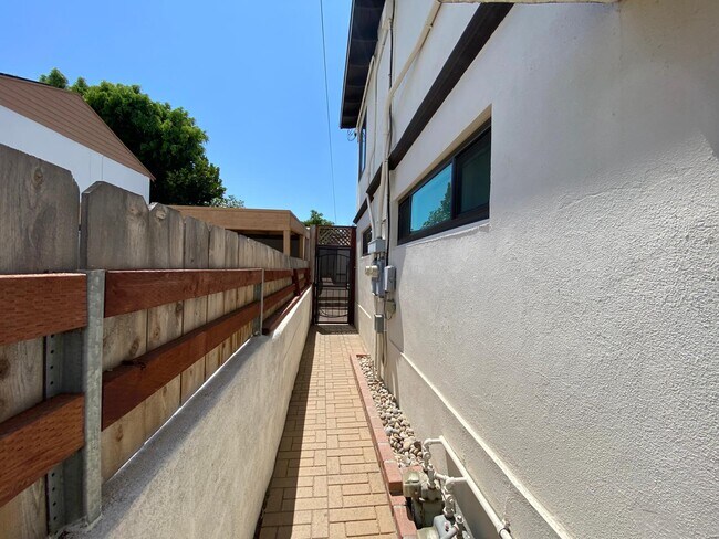 Building Photo - 3722 Bancroft Dr
