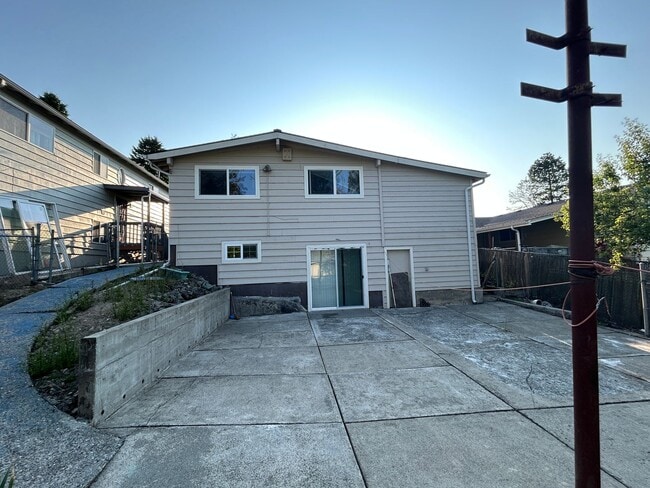 Building Photo - Large 3 bed, 2 bath house in South Seattle...