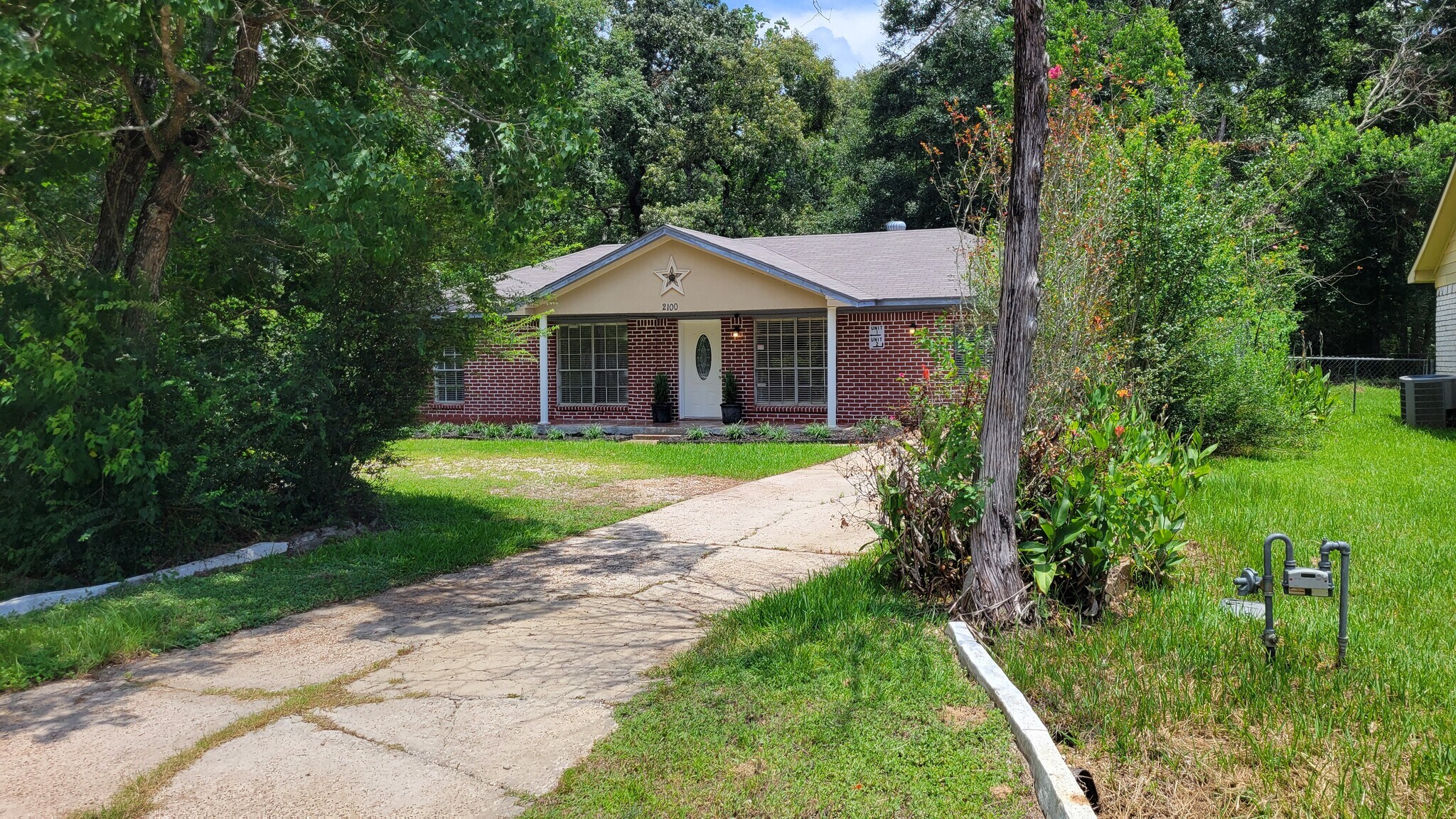 Building Photo - 2100 Hill Top Ct