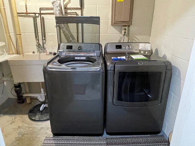 Large W/D (free) and utility sink - 317 N Wasson Ln
