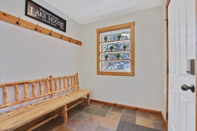 Building Photo - 130 Par Dr