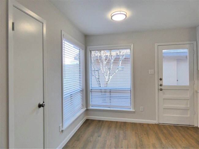 Building Photo - 604 Golfview Dr