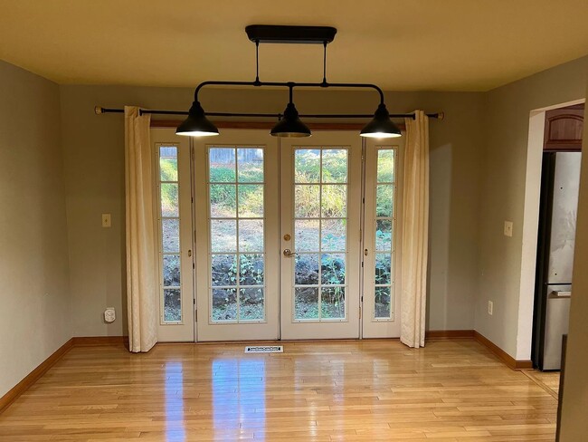 Building Photo - CUSTOM 3BD 2.5BA HARDWOOD FLOORS THROUGHOUT