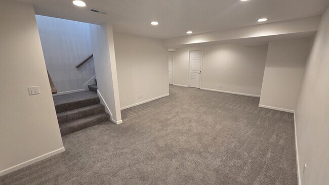 Building Photo - 4 bed 3 bath 2 car garage all maintenance provided townhome