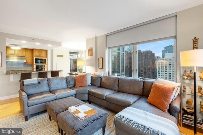 Building Photo - 400 S Broad St