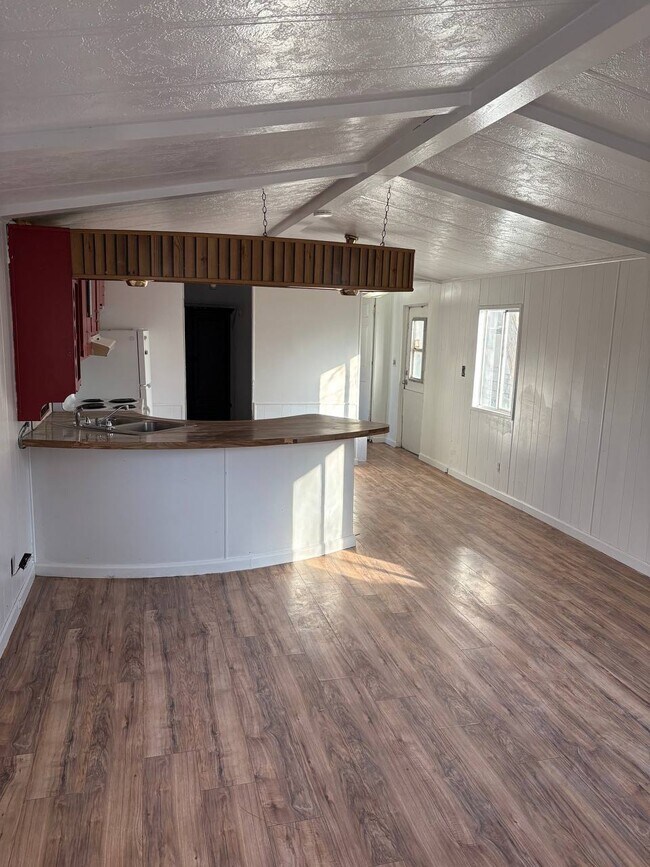 Building Photo - SALINA RENTALS - TRLR #6