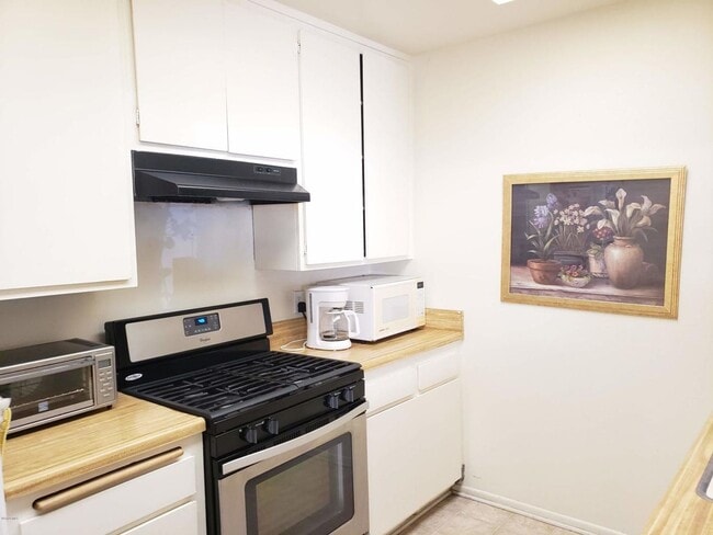 Building Photo - Gorgeous Single Story 3 bedroom Condominium