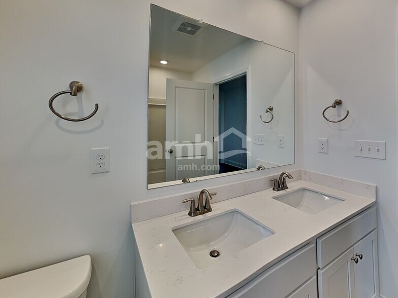 Building Photo - 305 Pne Hl Ct