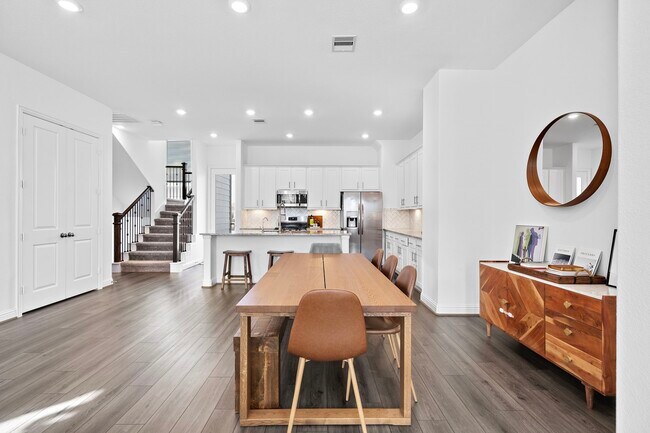 Building Photo - 11008 Mikula Dr