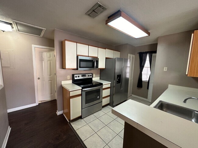 Building Photo - 645 Stafford Terrace