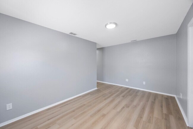 Building Photo - Cute 3bdrm/1bath House ** Section 8 OK ** ...