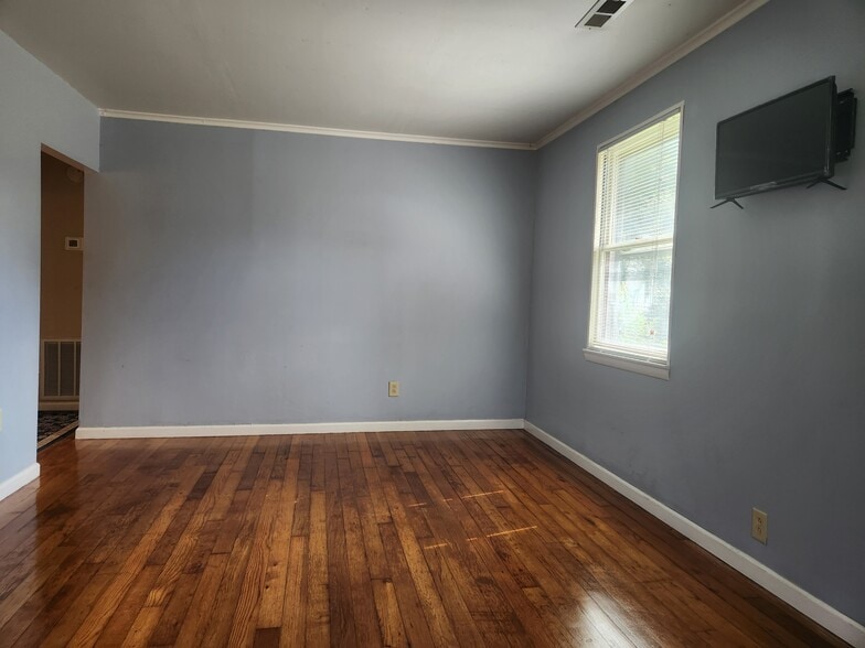 Living Room/Dining Room - 5112 Schubert Rd