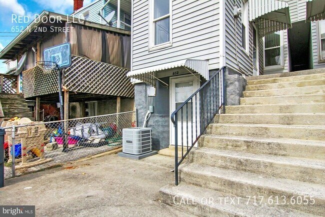 Building Photo - 652 N 2nd St