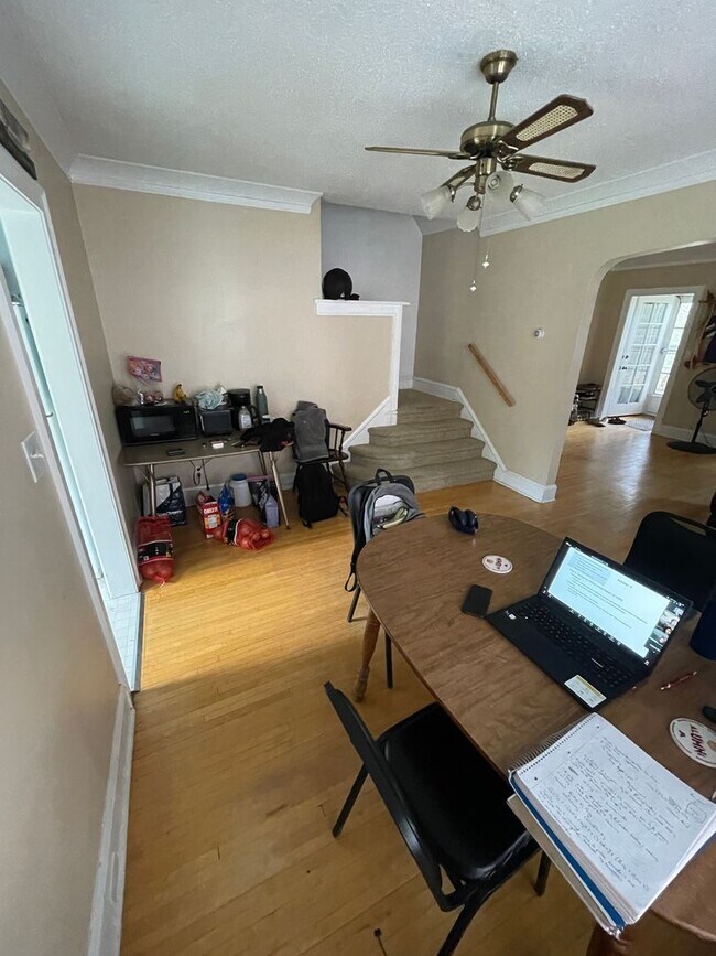 Building Photo - 2021-2023 E 6th St