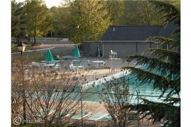 Building Photo - Spacious townhouse, walk to METRO, pool, parking, all you could want!