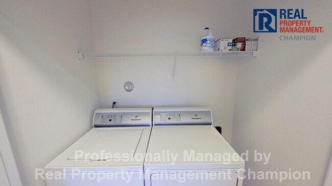 Building Photo - 3 BD/2.5 BA Townhouse w/Open Floorplan, Split Bedrooms and Garage