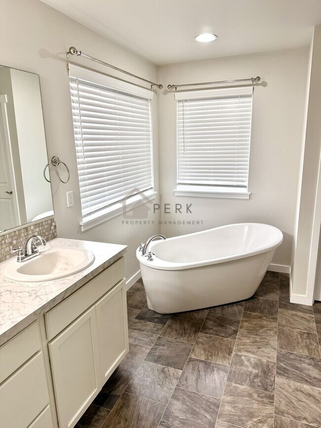 Building Photo - Modern 4-Bedroom, 2.5-Bath, 3-Story Home in Gated South Hill Community