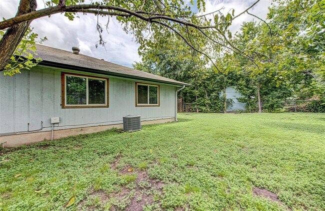 Building Photo - 1403 Click Cove