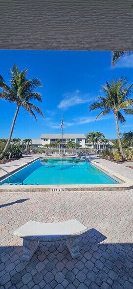 Large community heated pool - 8740 Lueck Ln