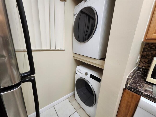 Building Photo - 545 Trace Cir