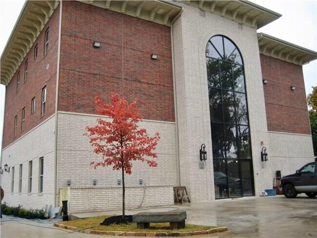 Building Photo - 212 SE A St