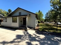 Building Photo - 3 Bedroom Duplex Close to U of O Campus
