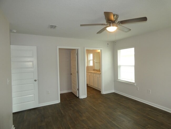 Building Photo - 3 Bed/2 Bath - Modern Upgrades