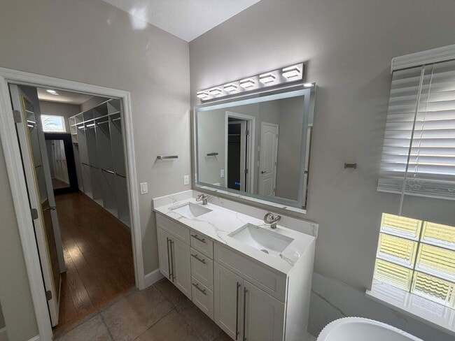 Building Photo - 5290 Chiswick Cir