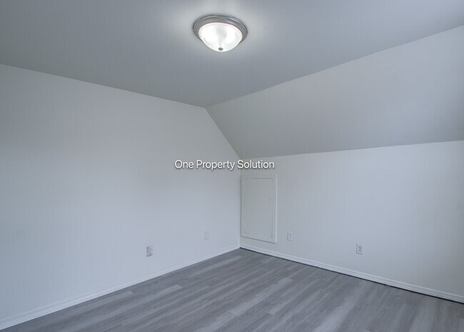 Building Photo - 924 W 60th Pl