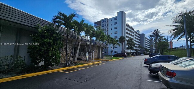 Building Photo - 1175 NE Miami Gardens Dr