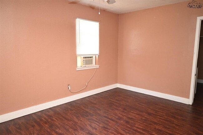 Building Photo - 1421 Harris Ln