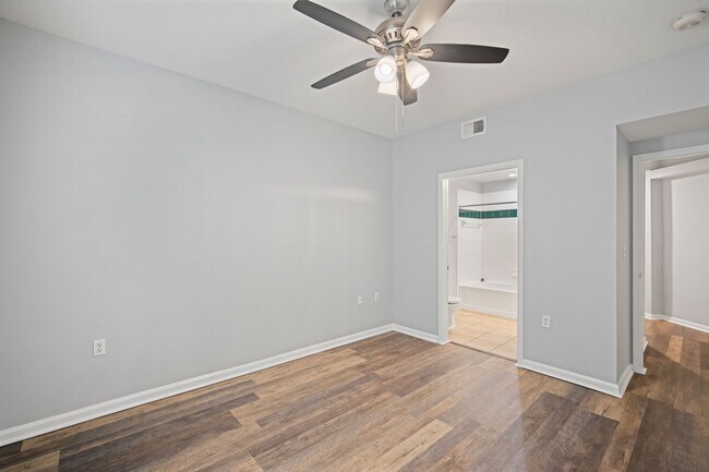 Building Photo - Renovated 2BR/2BA Condo With a Garage in I...