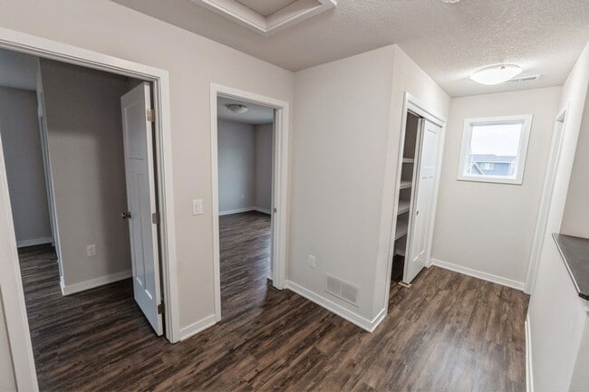 Building Photo - PERFECT LOCATION!!  3 Bedroom, 2.5 Bathroom Home in Urbandale!