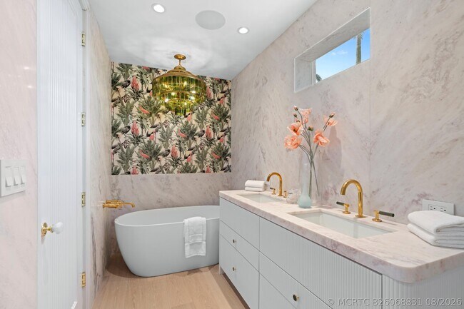Building Photo - 255 Royal Poinciana Way