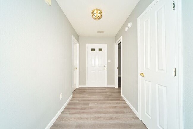 Building Photo - Newly Renovated 3 Bedroom Home in Avon Schools!