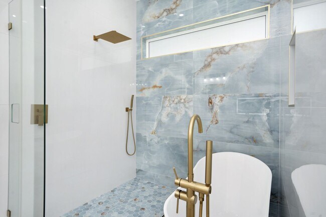 Building Photo - 5/3 Luxury Custom Home plus Boat dock, Pool and Stunning Views!!