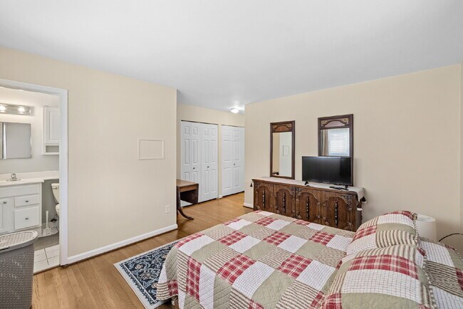 Building Photo - Gorgeous Central Single Family in Heart of Rockville