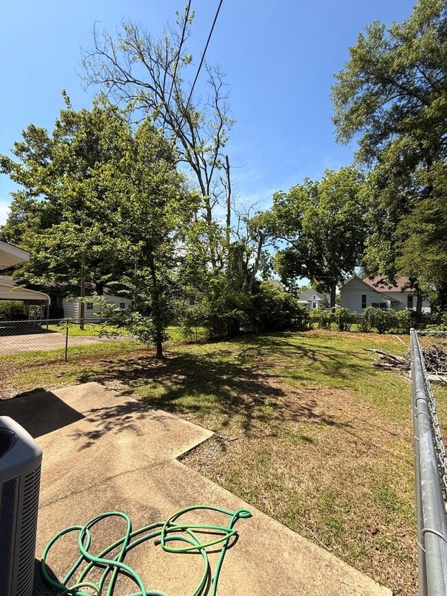 Building Photo - Fully Updated 3BR Home with Quartz Counters & Fenced Yard