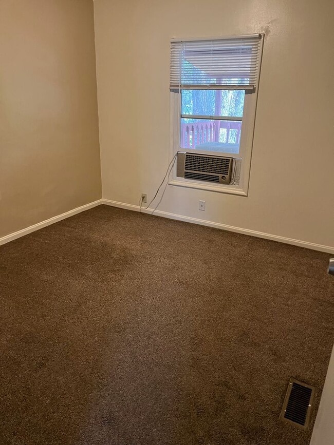 Building Photo - Swan Street Triplex